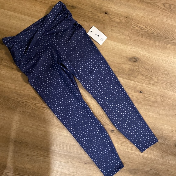 Nike Yoga Set - Picture 4 of 7